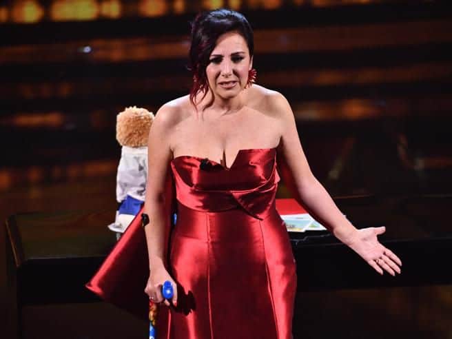 “Non sono la sclerosi multipla. Sono Antonella Ferrari”: il monologo che ha illuminato l’Ariston