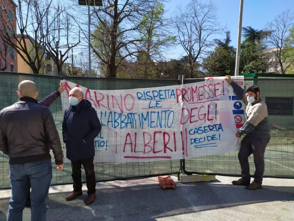 Caserta, presidio per scongiurare l'abbattimento di alberi nella villetta Padre Pio