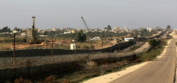 Israele, pioggia di razzi nella notte e tensione che non cala