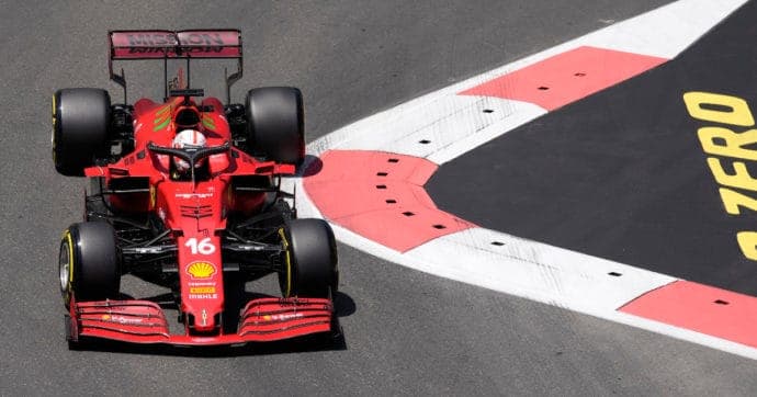 Il bis di Leclerc: è pole position anche a Baku