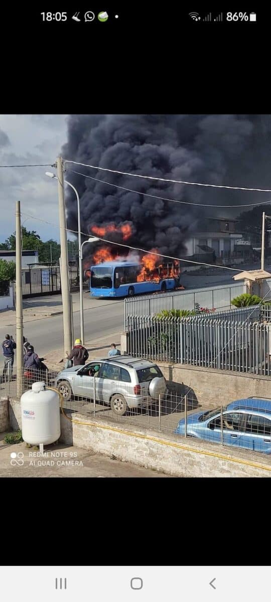 Villa Literno, prende fuoco un autobus