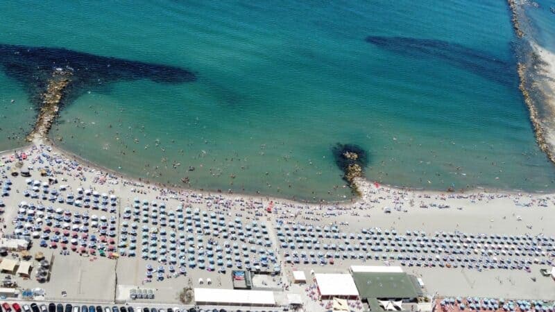 Castel Volturno. Pinetamare, caos parcheggi sul lungomare