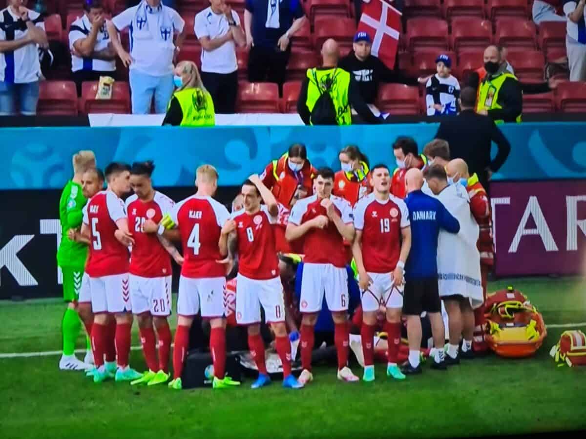 Shock in campo all'Europeo, colto da un malore Christian Eriksen