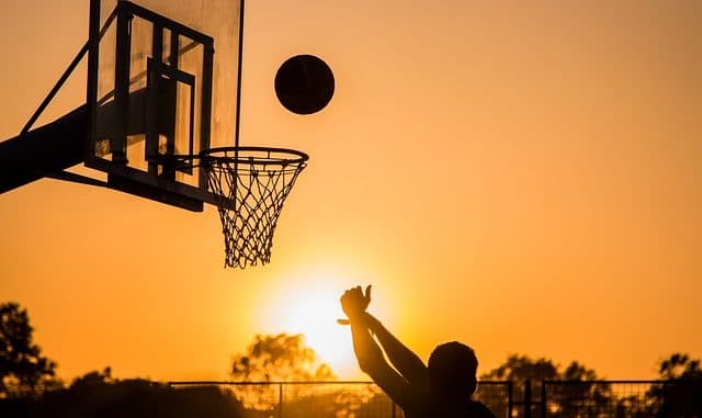 Campo da basket Villaggio Coppola: appuntamento per ripulirlo