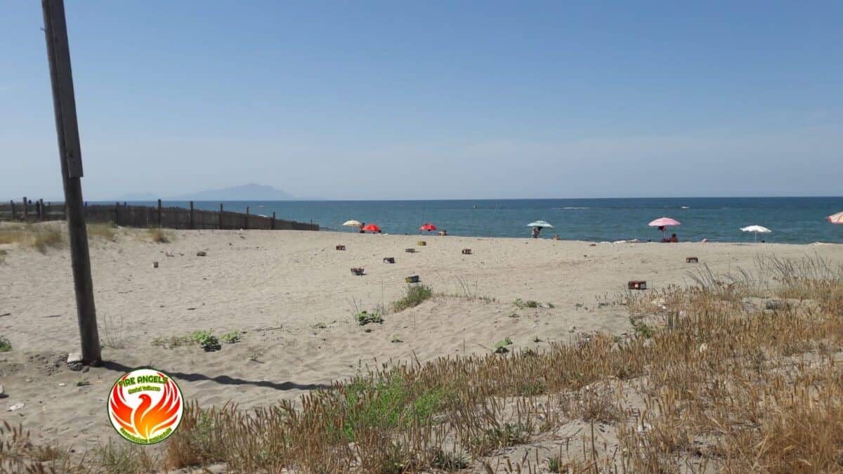 Fuochi d'artificio sulla spiaggetta di Baia Verde: la denuncia dei Fire Angels