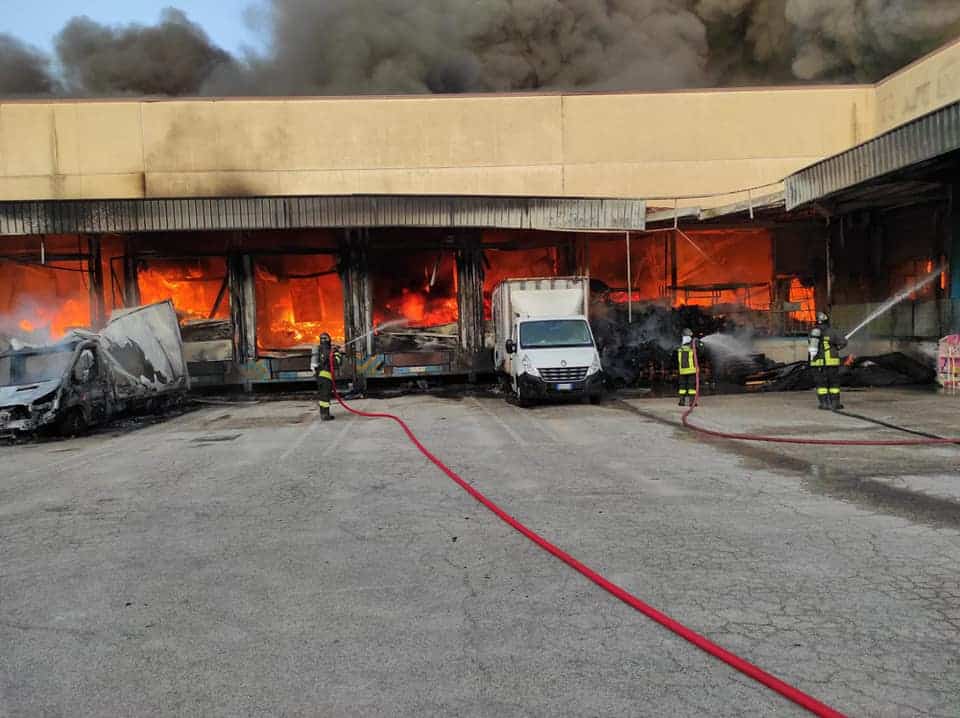 Vasto incendio tra San Marco Evangelista e San Nicola la Strada: rischio disastro ambientale