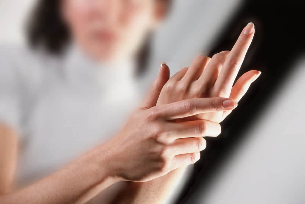 Parestesia e formicolio alle mani: sintomi e come curarlo