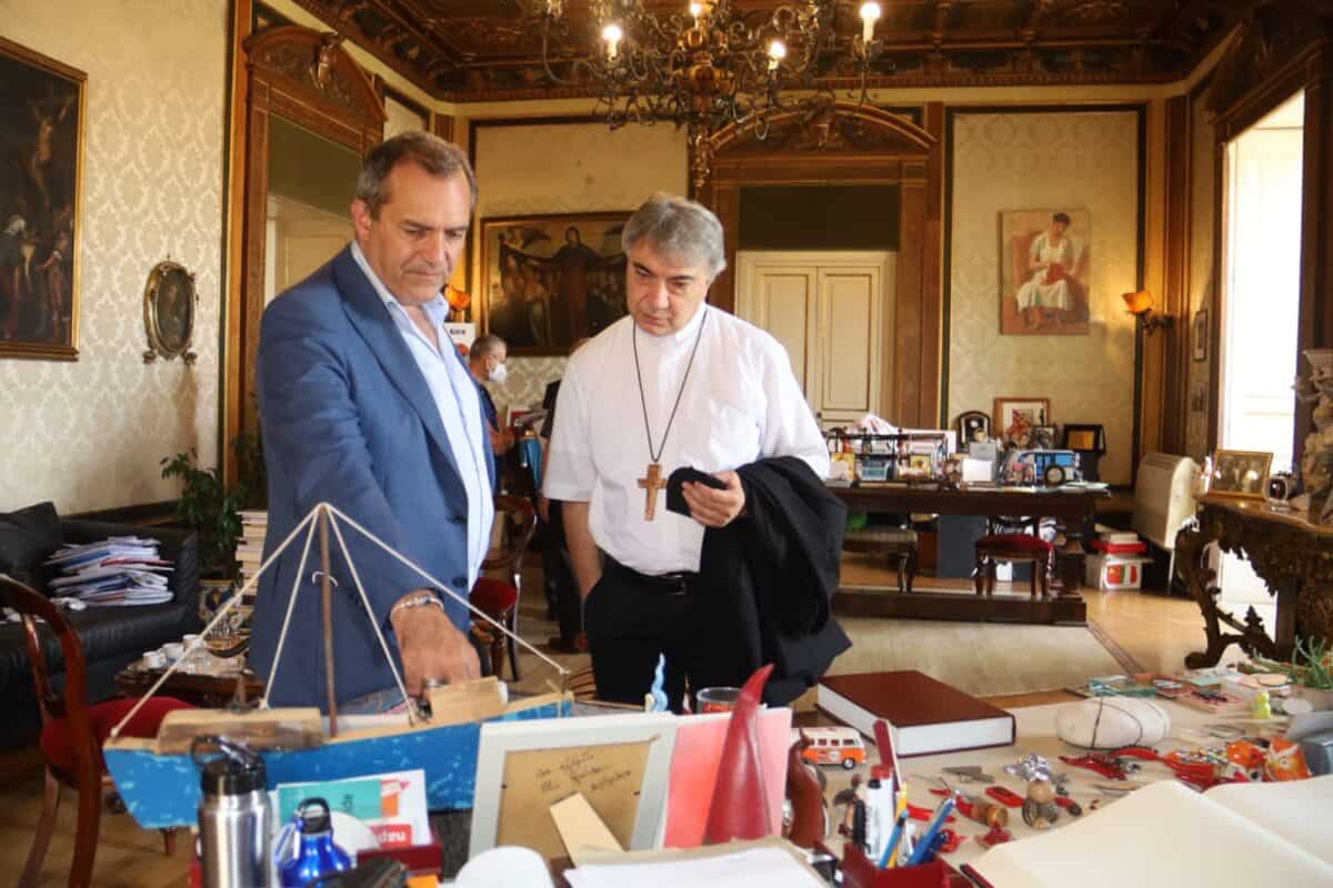 Napoli, Don Mimmo Battaglia visita Palazzo San Giacomo
