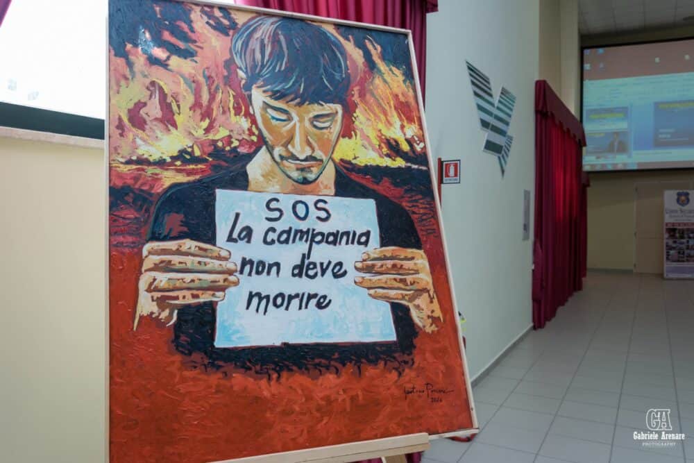 Uno Stato sconfitto dai rifiuti e dai roghi: la Campania sta morendo