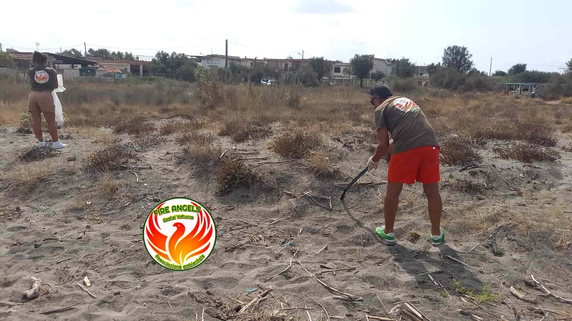 informareonline-fareambiente-e-fire-angels-pulizia-della-spiaggia-libera-di-destra-volturno-2