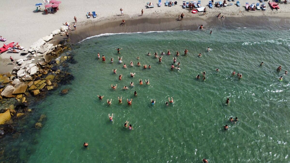 Castel Volturno, a Pinetamare il mare pulito continua ad attrarre i bagnanti
