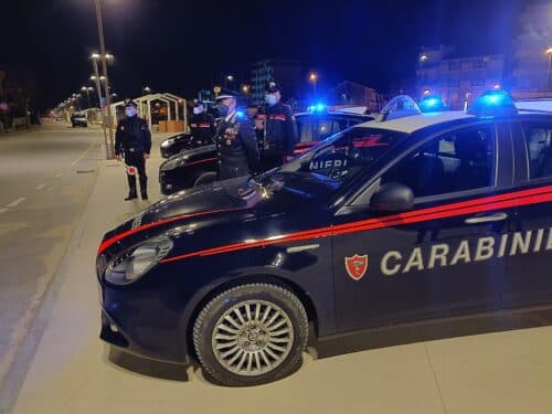 Carabinieri mandati allo sbaraglio: guerriglia tra bande a Pesaro
