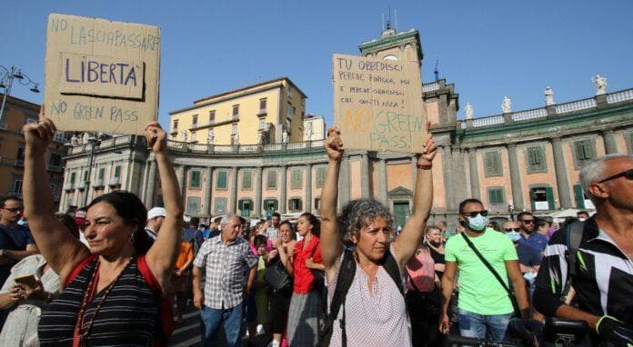 Green pass, 200 in piazza a Napoli: "È dittatura"