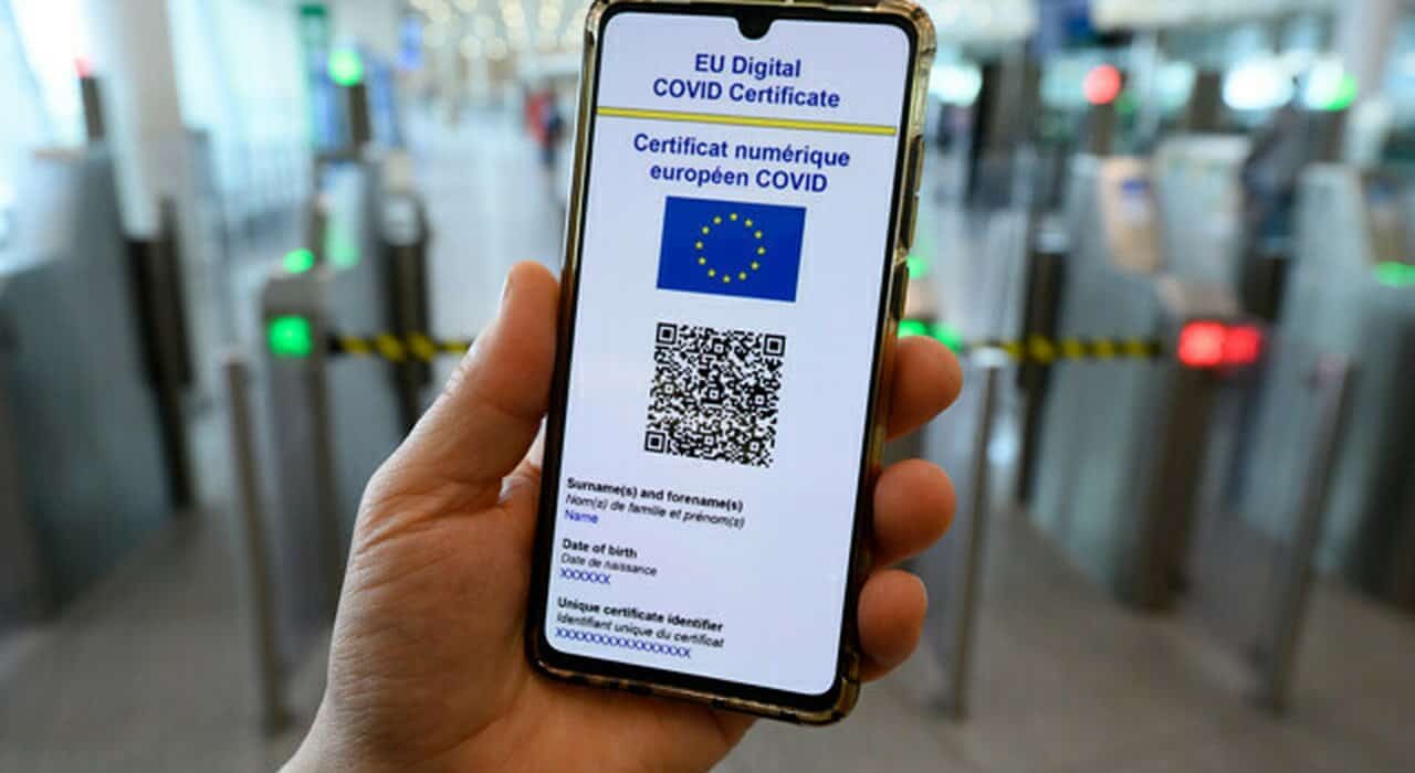 Truffe via SMS per svuotare il conto: veniva richiesto il pagamento del certificato vaccinale