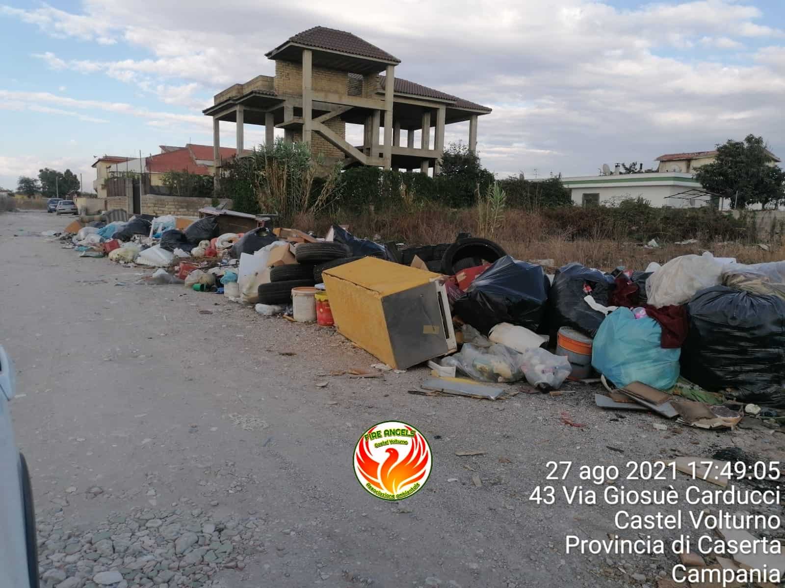 Cumuli di rifiuti abbandonati a Castel Volturno