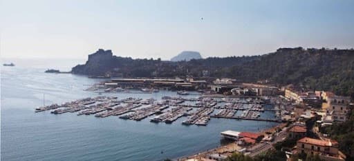 Porto di Baia: salvataggio di un'imbarcazione privata nelle acque antistanti