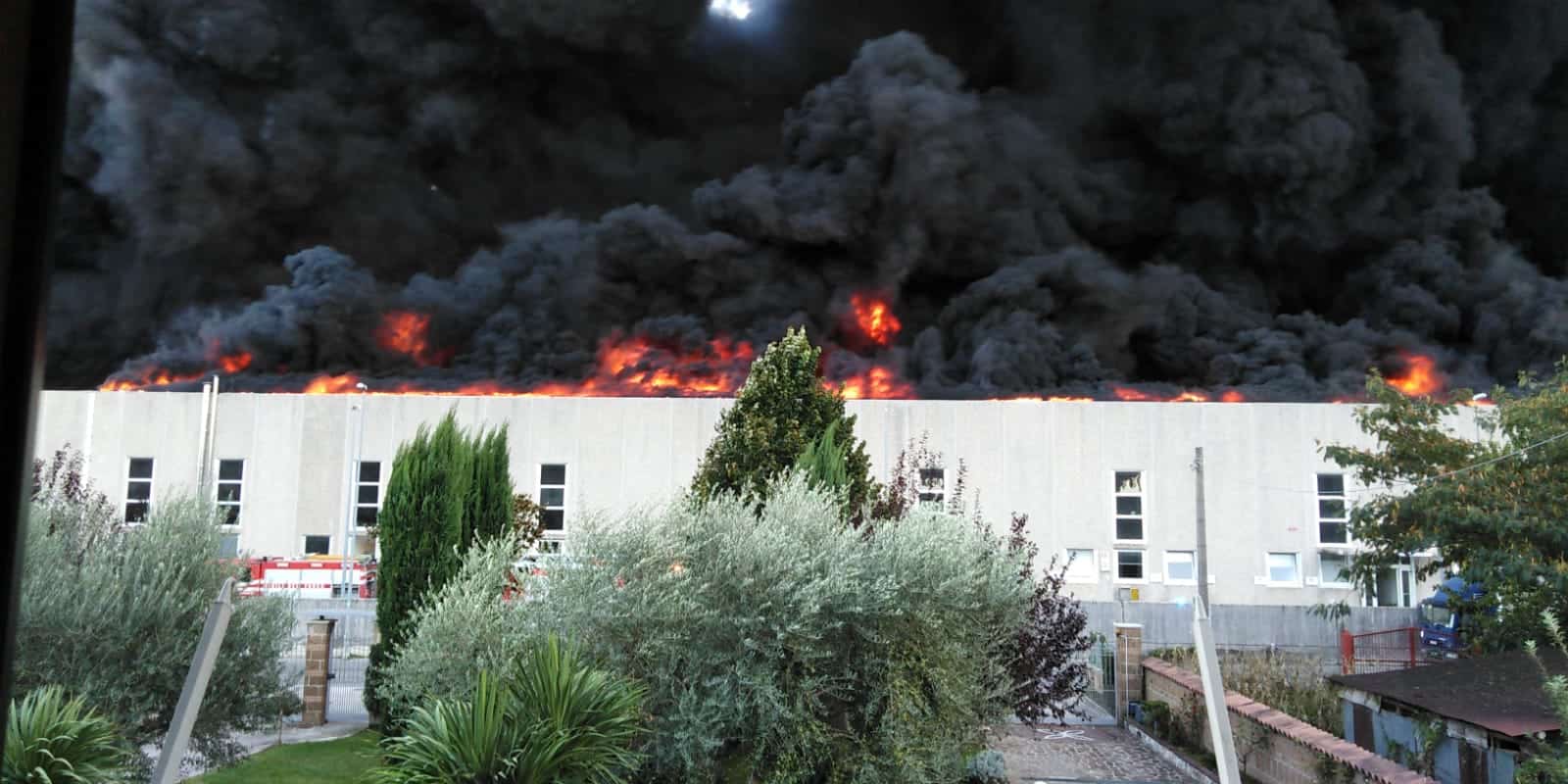 Airola: incendio di vaste proporzioni in un'azienda del beneventano