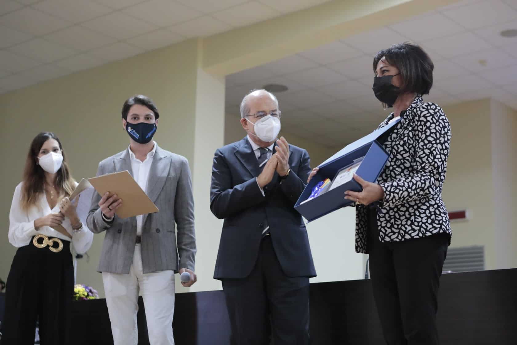 Informareonline-speciale-premio-ogni-giorno-piu-orgogliosa-dei-miei-studenti-interviene-la-preside-dellisis-vincenzo-corrado-angela-petringa