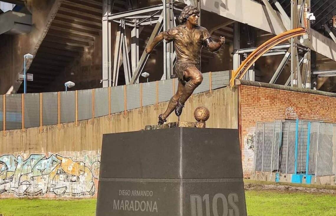 Napoli: la statua di Maradona arriva allo stadio