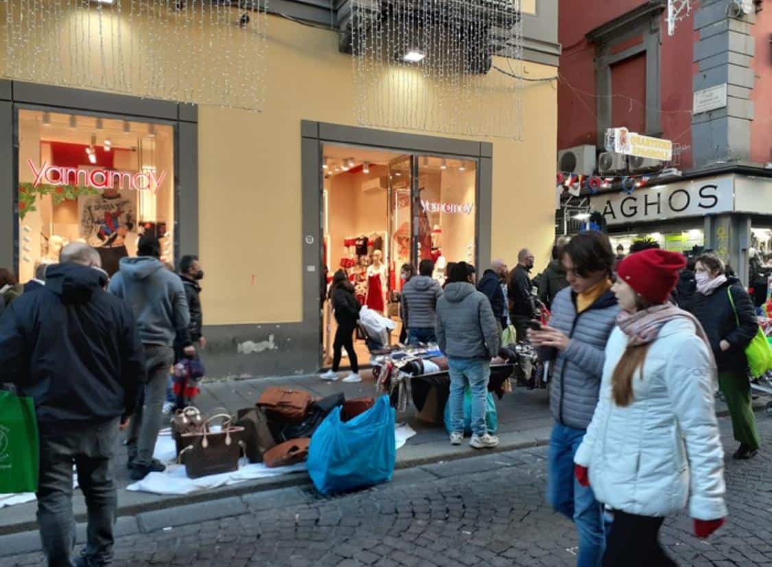 Napoli, shopping contraffatto: assalto degli ambulanti abusivi