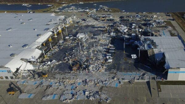 Stati Uniti, 6 morti in un magazzino Amazon, i sindacati denunciano: "Profitto messo prima delle nostre vite"