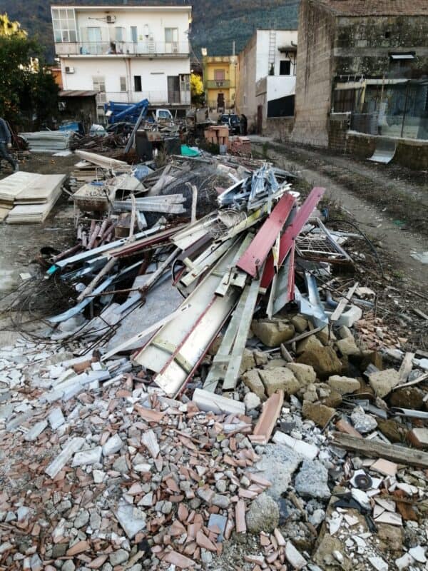 Gestione di rifiuti non autorizzata: sequestro di 1000 mq a San Felice a Cancello