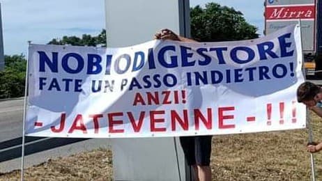 Gricignano di Aversa, questa sera continua la protesta contro il biodigestore