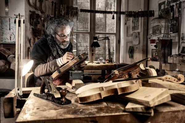 Il liutaio magico - L'artigianato diventa arte e la bottega un salotto culturale