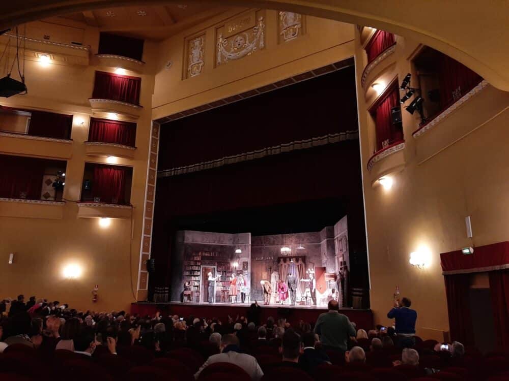 informareonline-due-vedovi-allegri-la-drammaticita-comica-della-vita-al-teatro-augusteo-1