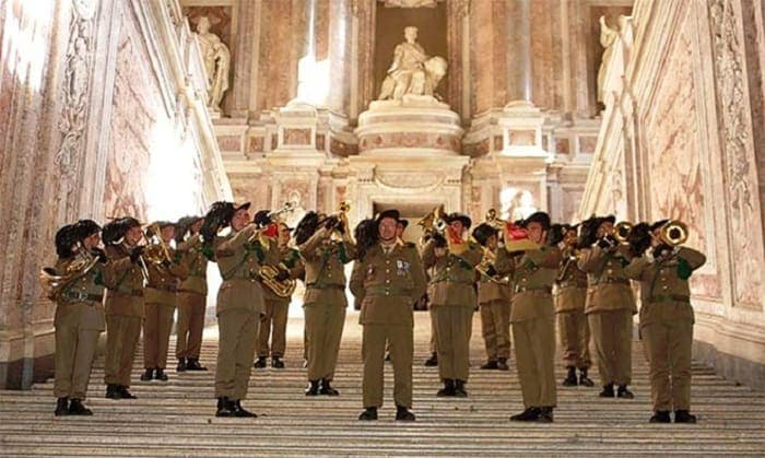 La Fanfara dell'8° Reggimento Bersaglieri: il concerto al fianco del Centro Laila