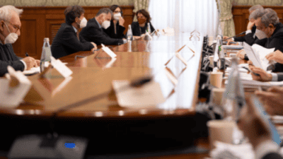 Vaccino obbligatorio over 50, Super pass a lavoro e quarantene per le scuole: il governo approva il decreto