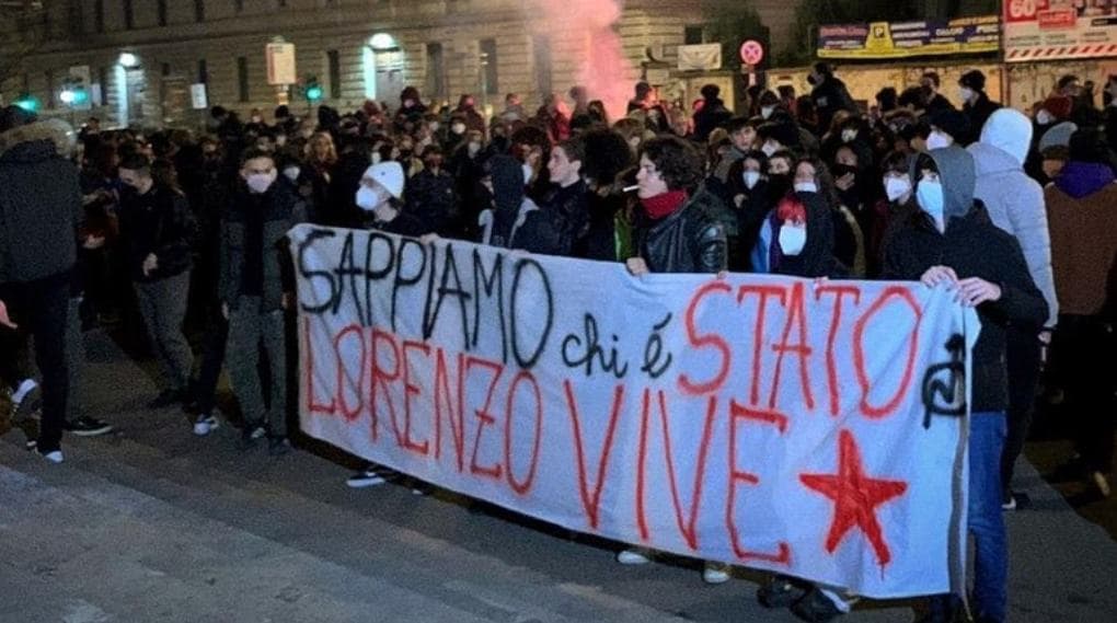 Roma, la polizia carica la manifestazione per lo studente morto a Udine