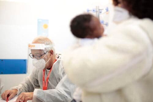 Emergency Castel Volturno: assistenza per la terza dose e resistenza solidale