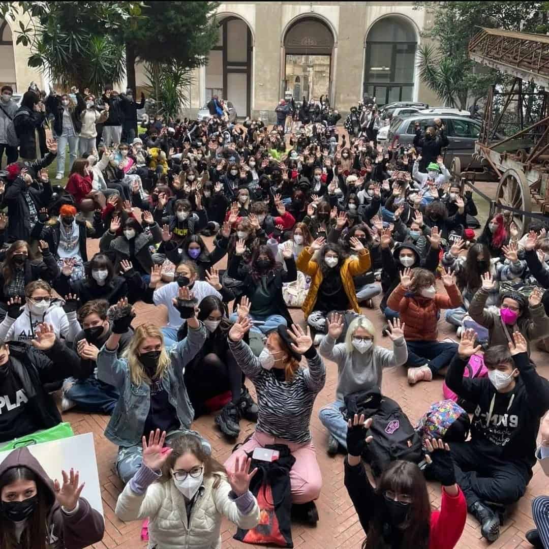Napoli, studenti del liceo Ss. Apostoli in sit-in: "Vogliamo essere ascoltati"