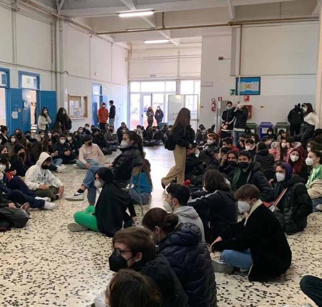 Pozzuoli, dopo il sit-in studente portato in commissariato: continua la protesta all'ISIS Tassinari