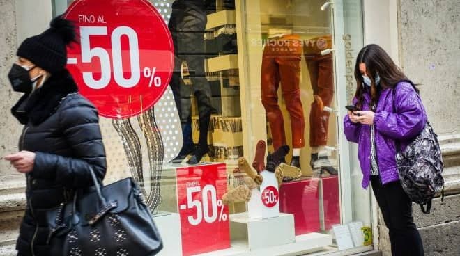 Positiva al covid esce di casa: "Non volevo perdere i saldi"