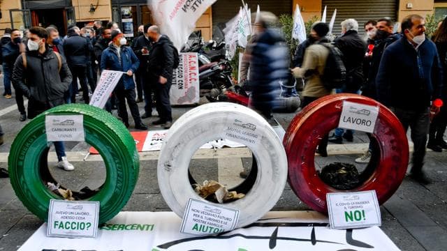 Napoli: Ncc e Bus turistici in protesta con dei gommoni tricolori sgonfi