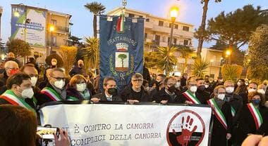 Frattaminore sotto attacco: 4 ordigni e un'auto crivellata di colpi