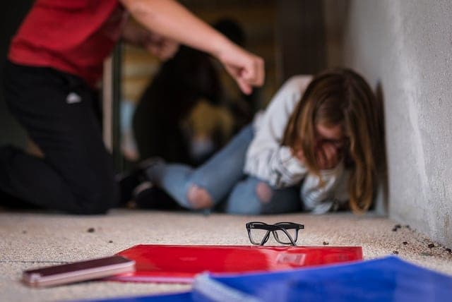Maltrattamenti e schiaffi nella scuola di Casapulla: i video inchiodano le maestre