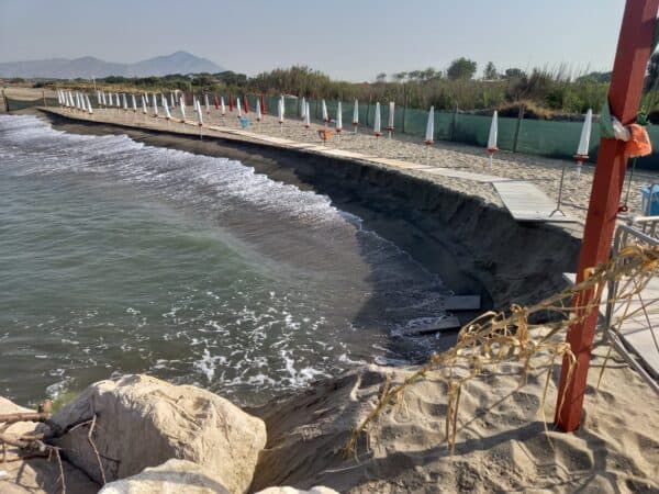Bagnara di Castel Volturno, erosione costa: posizioni a confronto