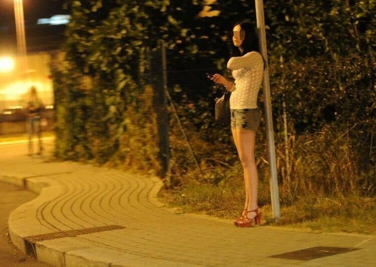 Automobilista si ferma per far salire una prostituta e blocca traffico: è prevista una multa?