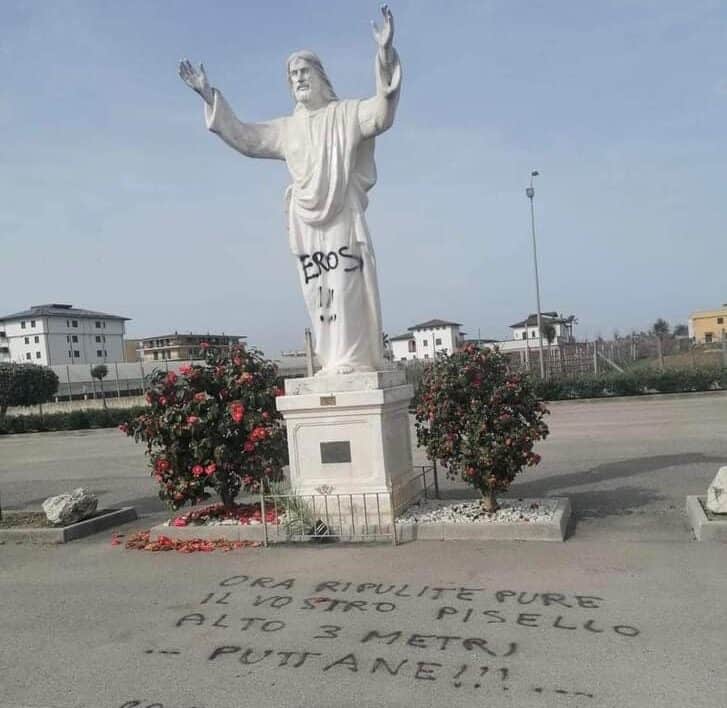 Raid vandalici nella notte a Villa Literno e Aversa: imbrattate due statue