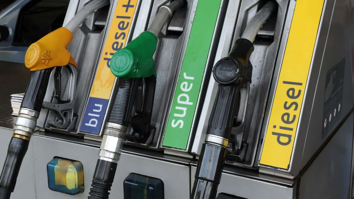 Aumento carburanti, ministro Cingolani: "Truffa colossale e immotivata"