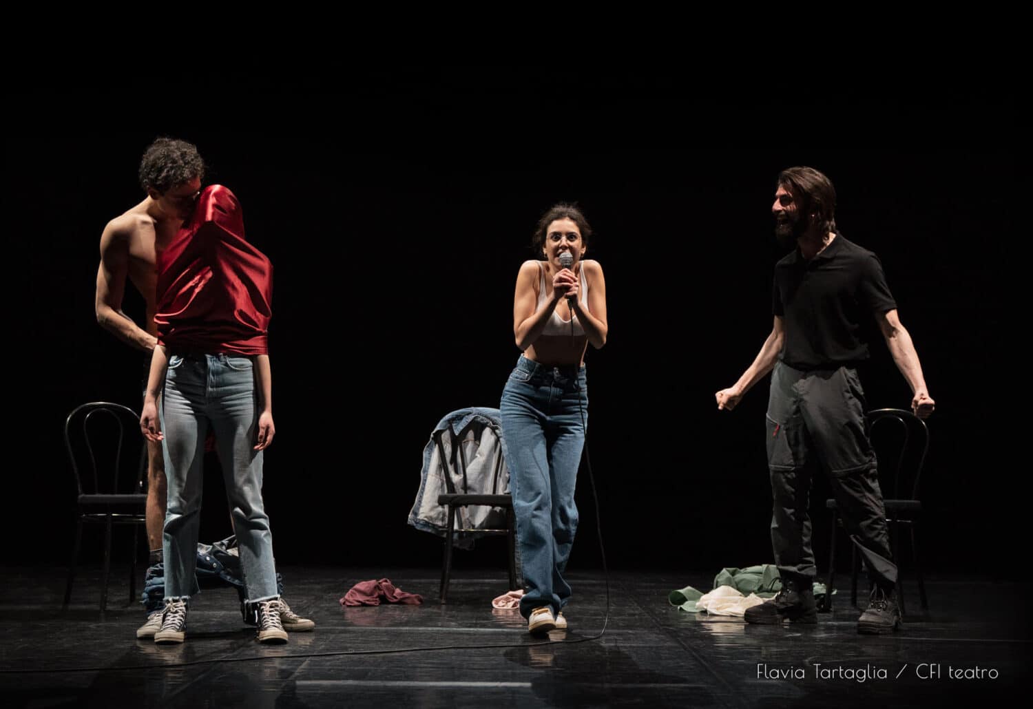 "Fog": il labile confine tra mondo reale e virtuale in scena al Piccolo Bellini