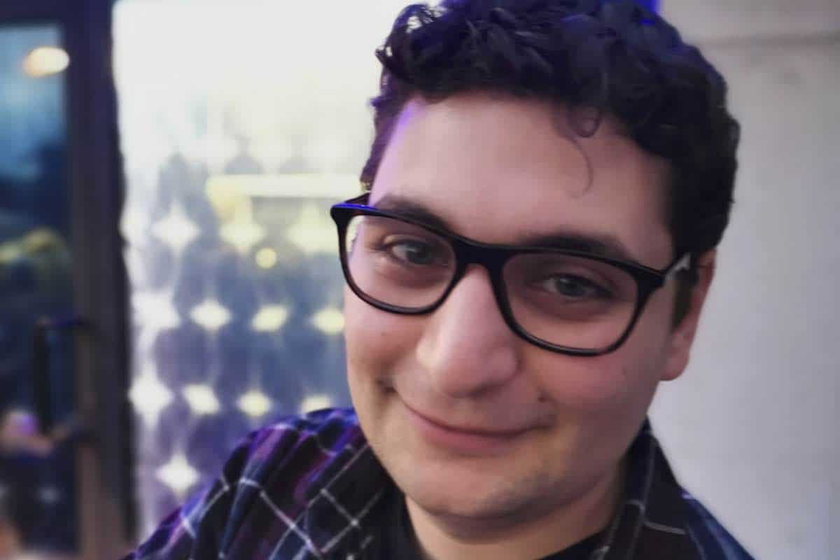 Giovani taglienti, la stand-up delle nuove generazioni: intervista a Tommaso Faoro