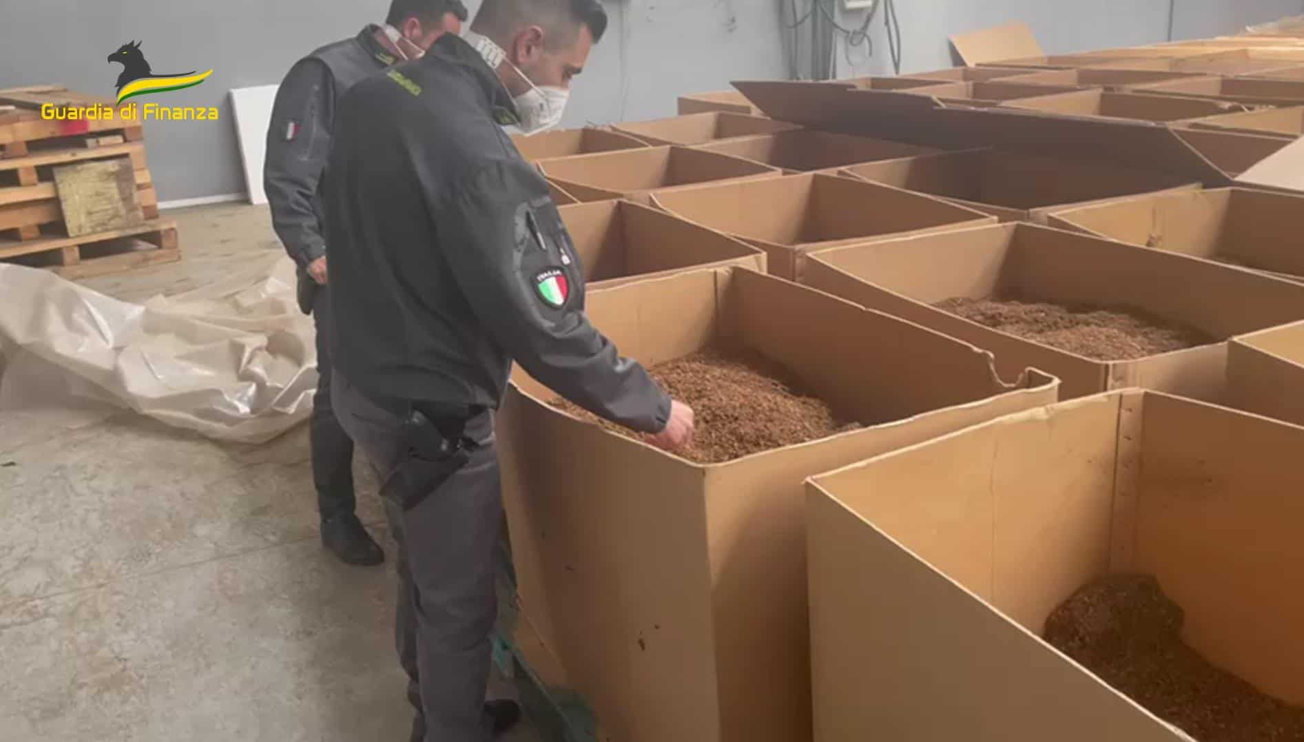 Guardia di Finanza Napoli: scoperta fabbrica clandestina di sigarette vicino Milano