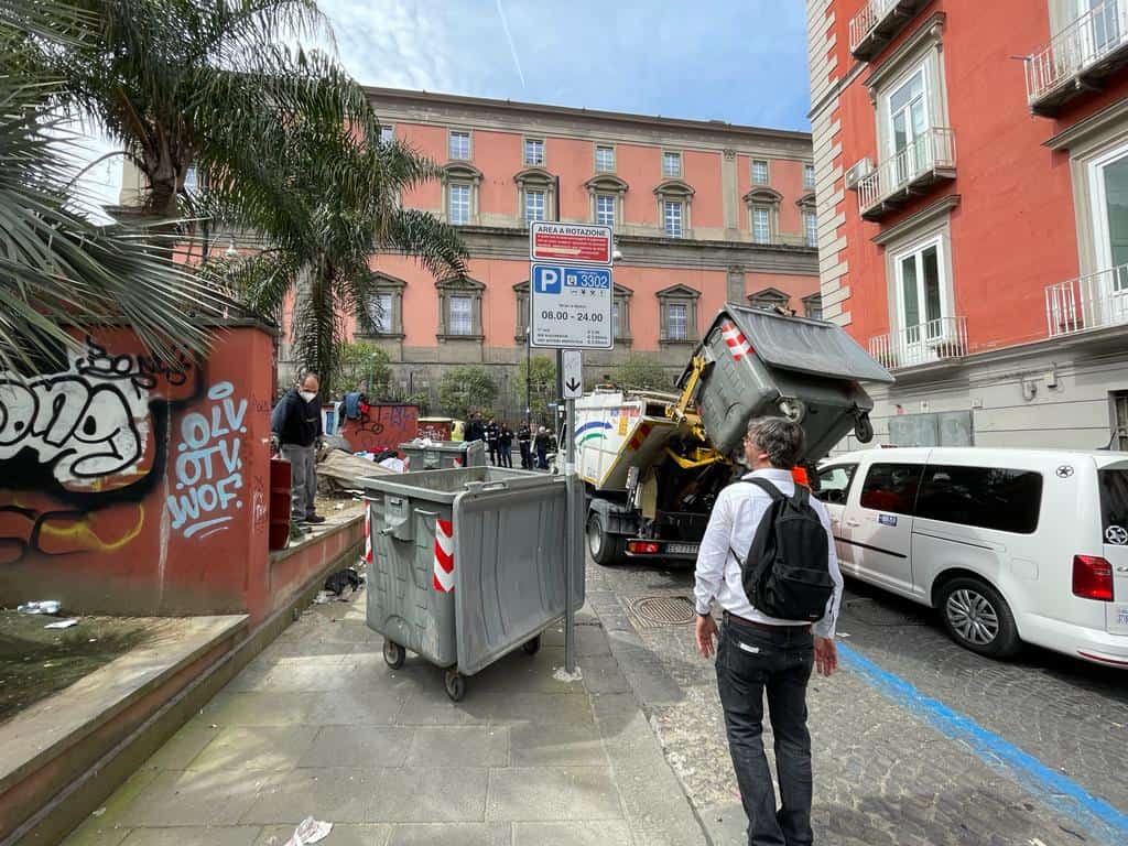 Napoli - Completata la pulizia di Piazza Cavour. Rimosse tonnellate di rifiuti
