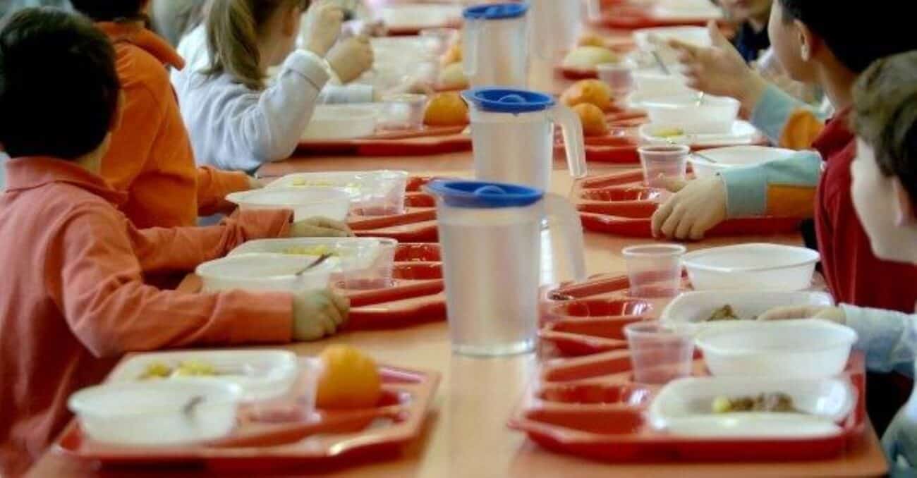 Bambini umiliati e privati dell'acqua, genitori infuriati con la mensa scolastica