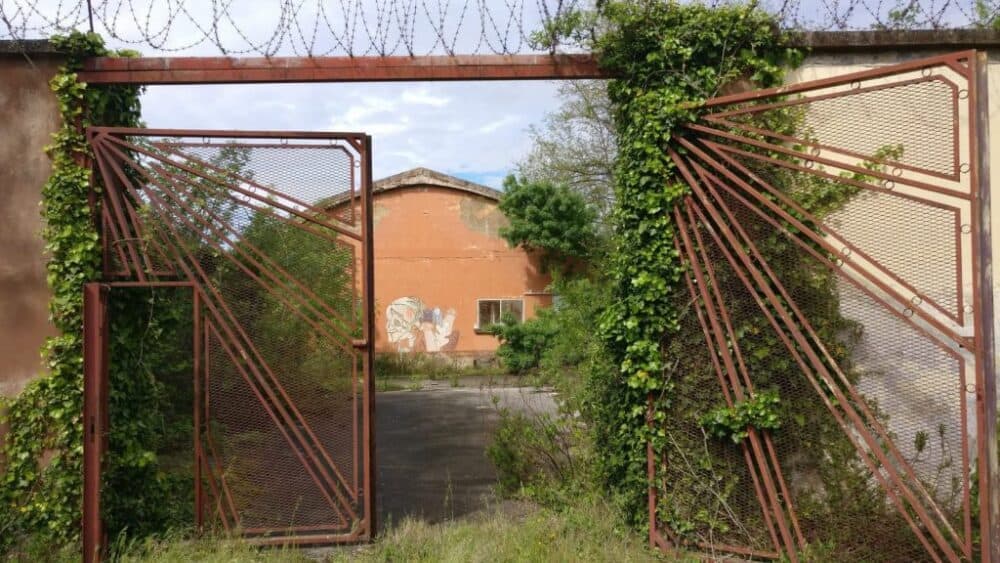 Oltre quel muro: Diocesi e Comune di Caserta aprono le porte del Macrico