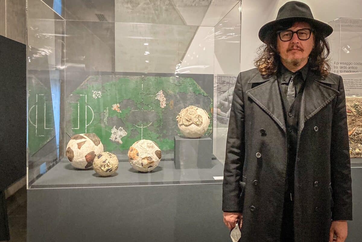 MANN, "Archeologia da Spiaggia": la mostra di Finotto con oggetti di plastica